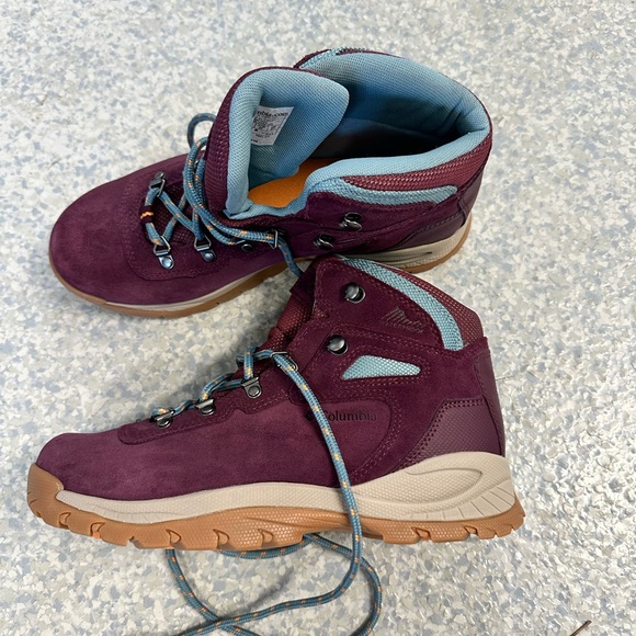 Columbia Shoes - Like New COLUMBIA WOMEN’s NEWTON RIDGE mid ankle Maroon Hiking Boots- size 10